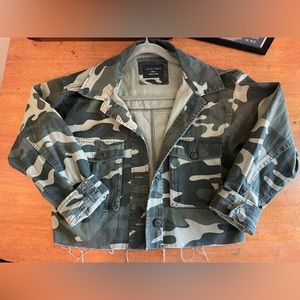 Cropped camo lightweight jacket